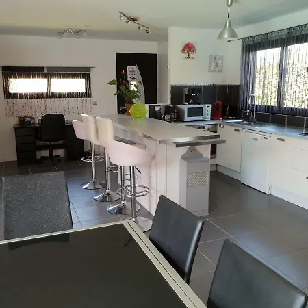 Avec Piscine Chauffee 度假居 *