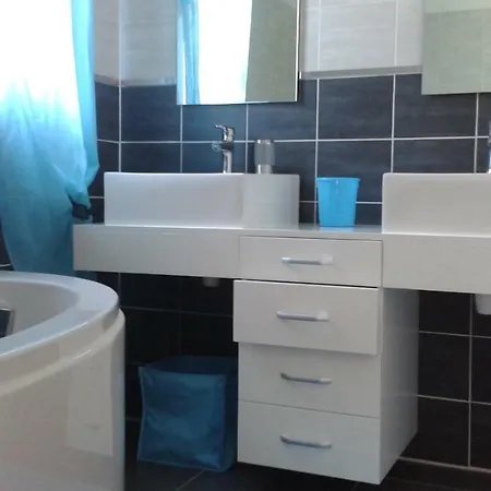 Avec Piscine Chauffee Holiday home